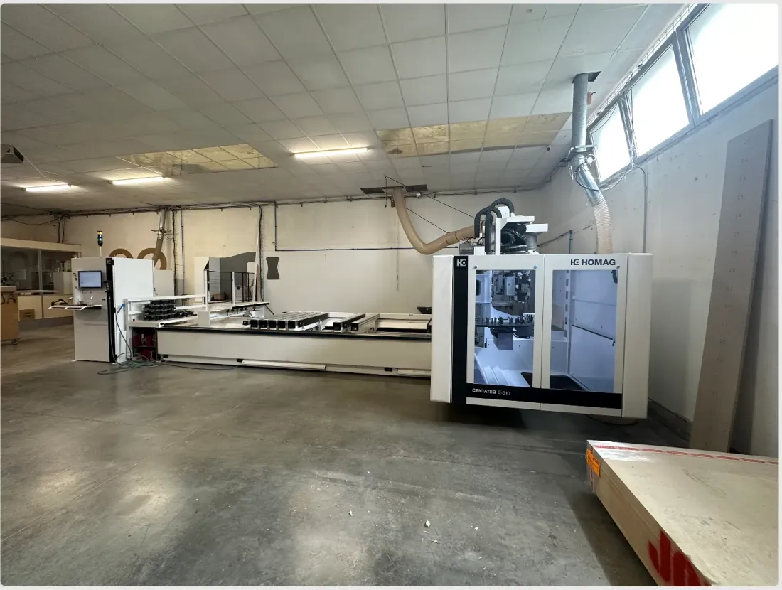 Centre d'usinage à commande numérique HOMAG et panneaux de bois, dans l'atelier.