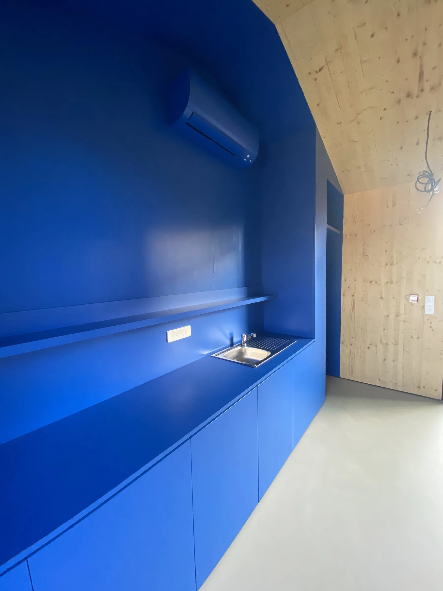 Kitchenette intégrée à l'alcôve laquée bleue