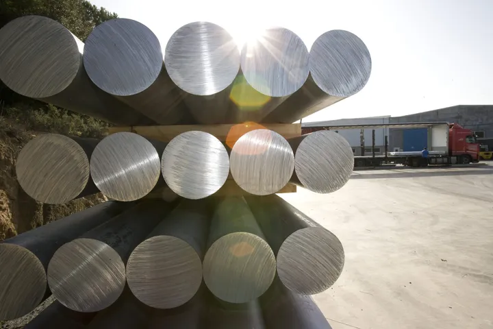 Billettes d'aluminium recyclé Hydro CIRCAL empilées avant filage