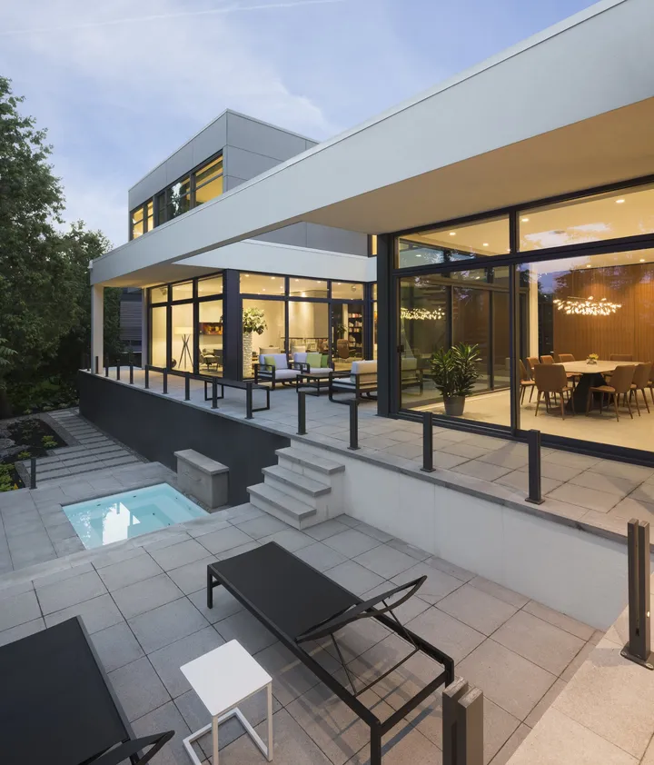 Façade largement vitrée en aluminium donnant sur une terrasse