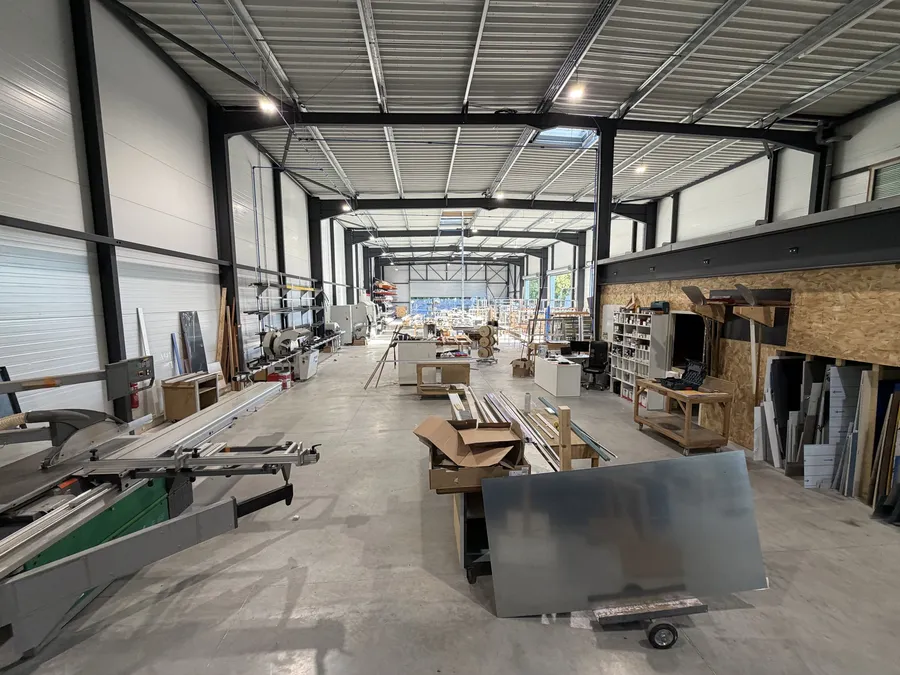 L'atelier aluminium de Lunel : halle à charpente métallique, postes de débit et racks de profilés
