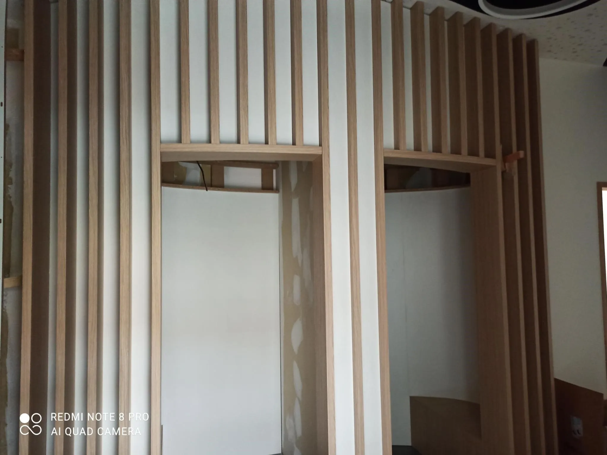 La structure du claustra courbe montée à blanc dans l'atelier