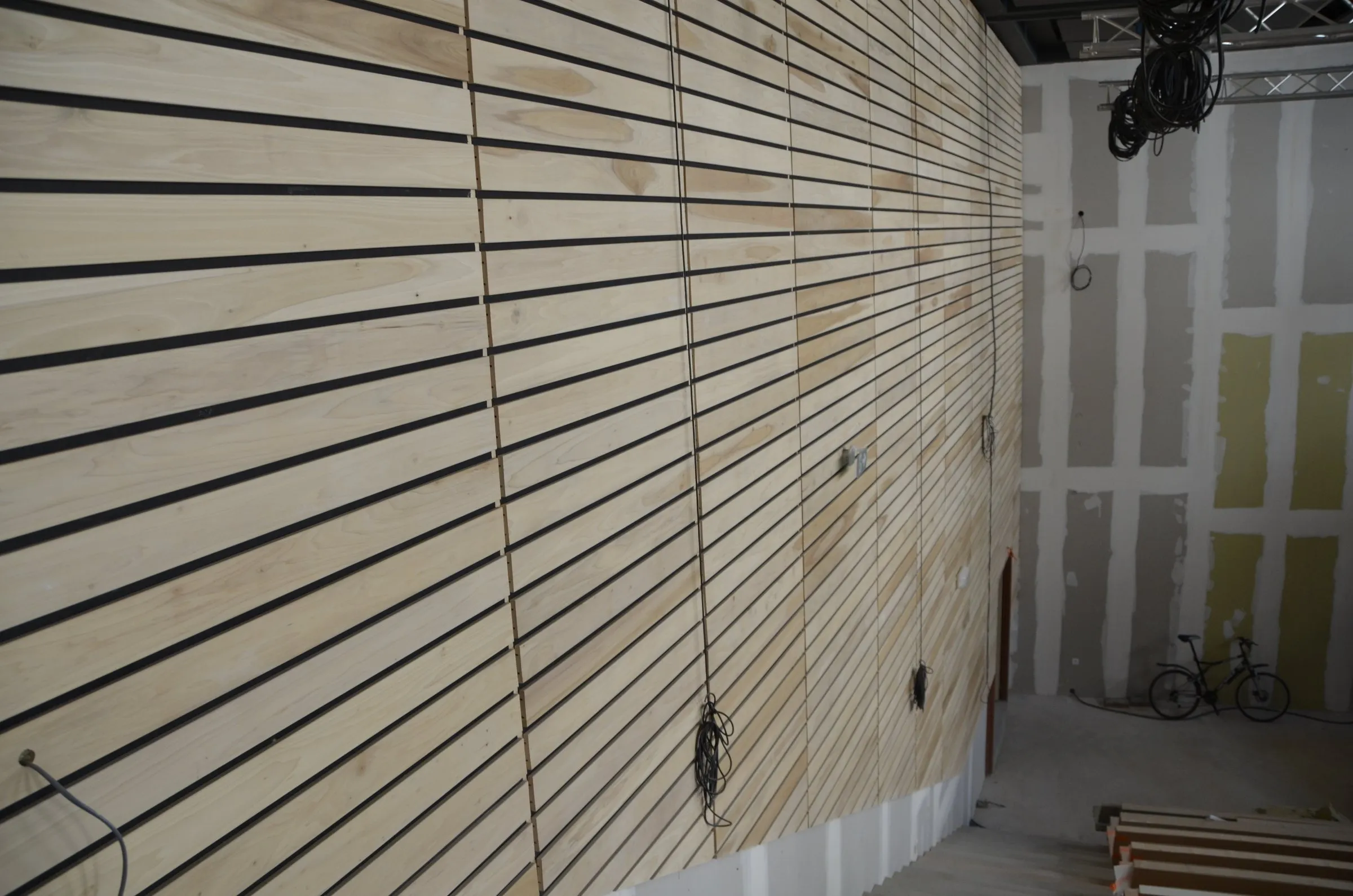 Détail du parement en lames de bois