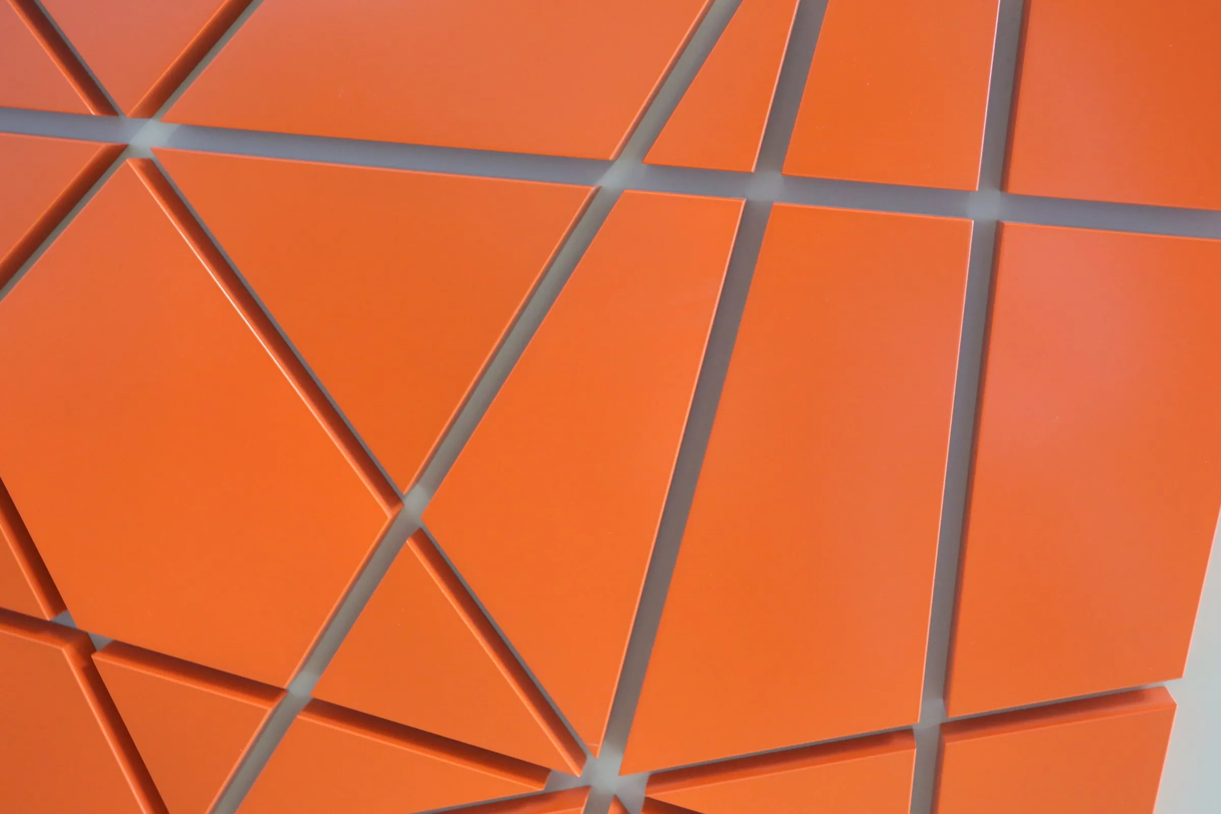Le motif géométrique fraisé dans la façade orange