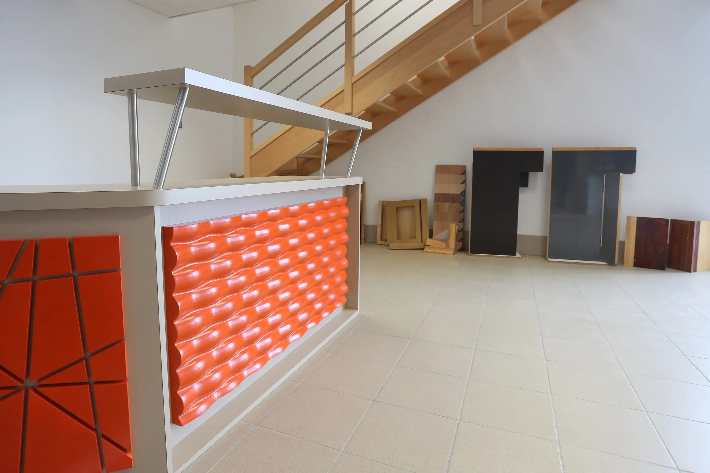 La banque dans le hall, escalier bois au fond