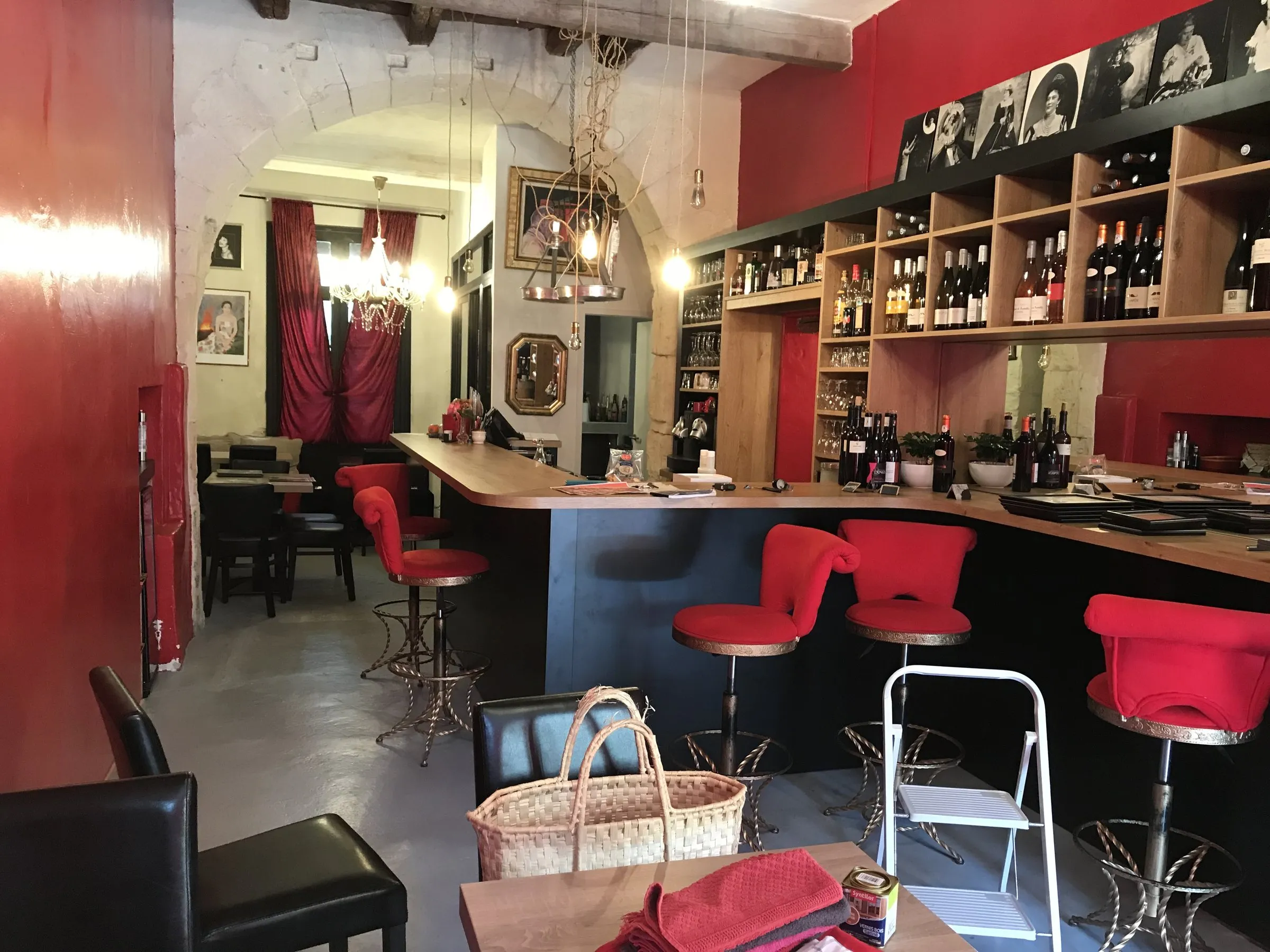 Le bar et la salle voûtée