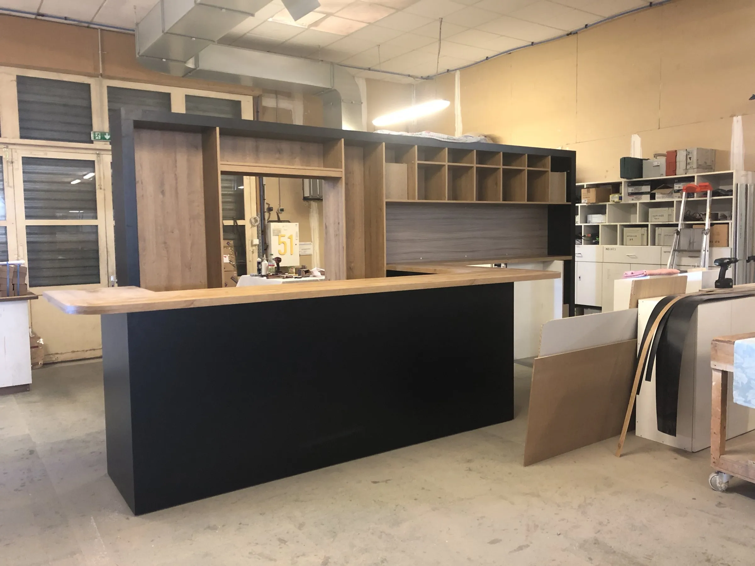 Le comptoir pré-monté à blanc dans l'atelier