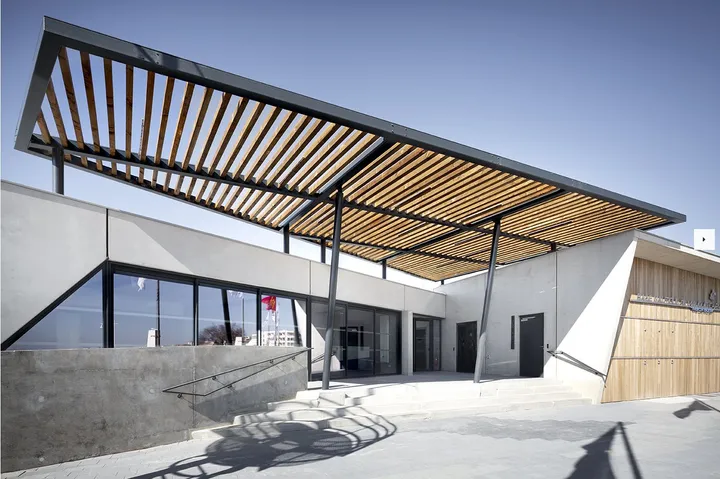 Pergola à lames bois et façade bardée de bois, base nautique de Carnon