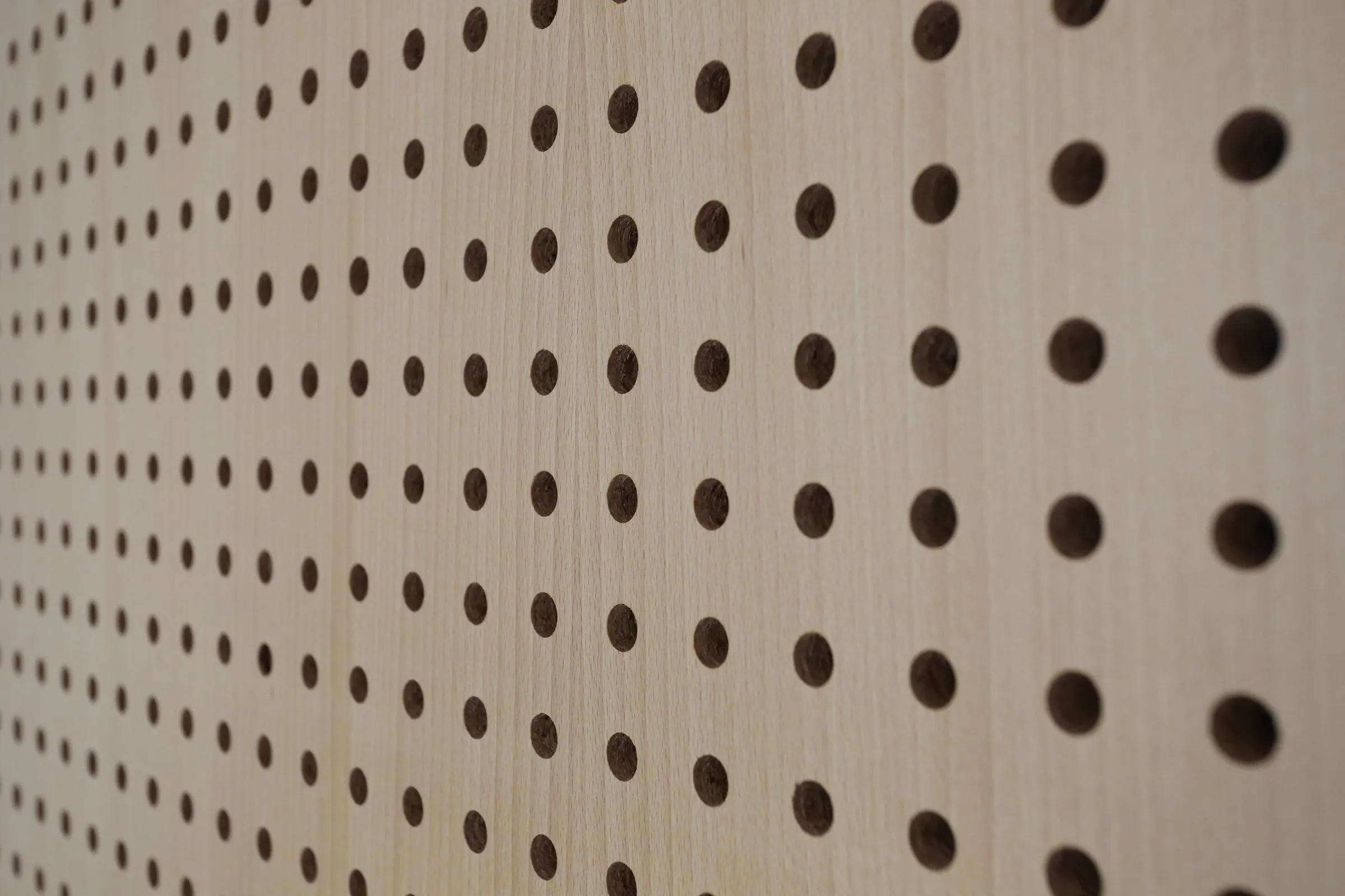 Détail de la perforation des panneaux acoustiques
