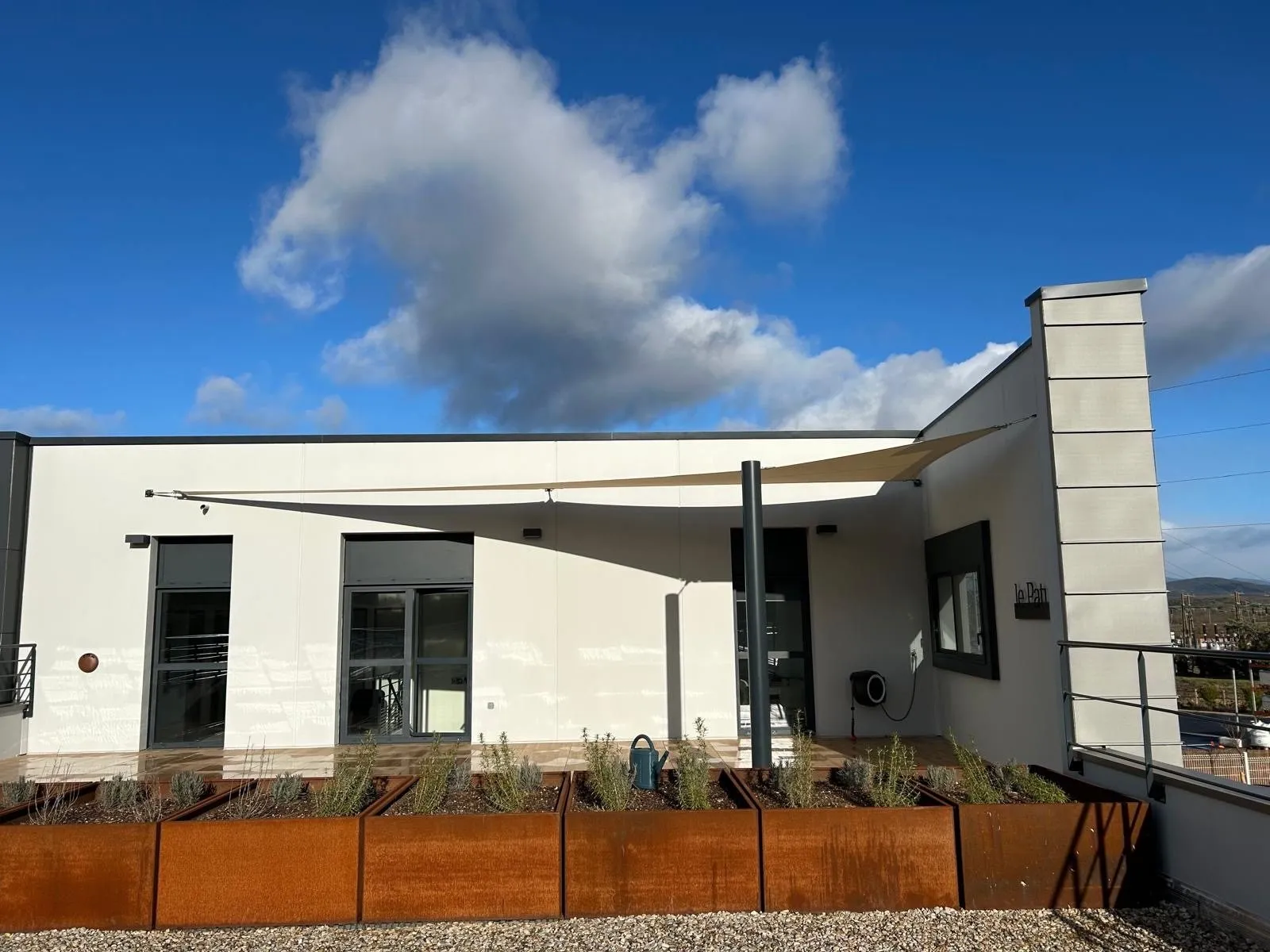 Le rez-de-chaussée et sa terrasse, menuiseries aluminium anthracite
