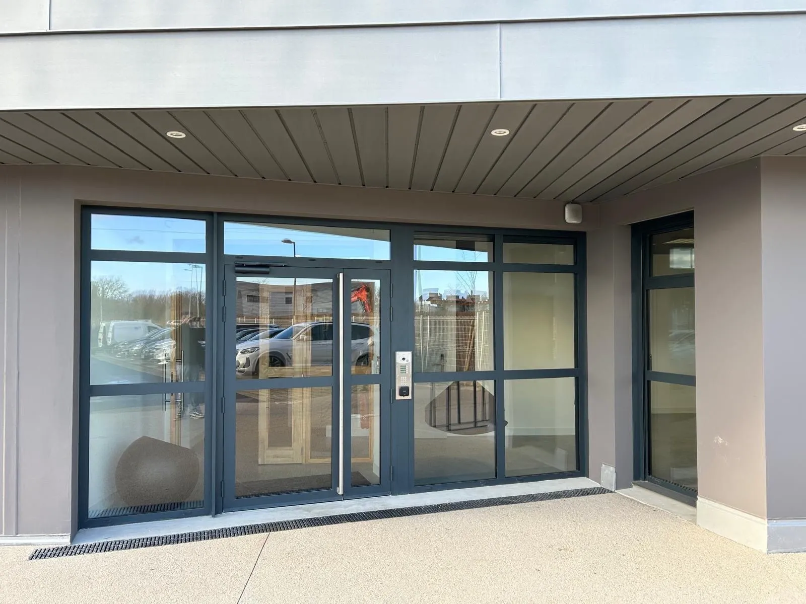 Ensemble d'entrée vitré aluminium anthracite, porte à tirant vertical