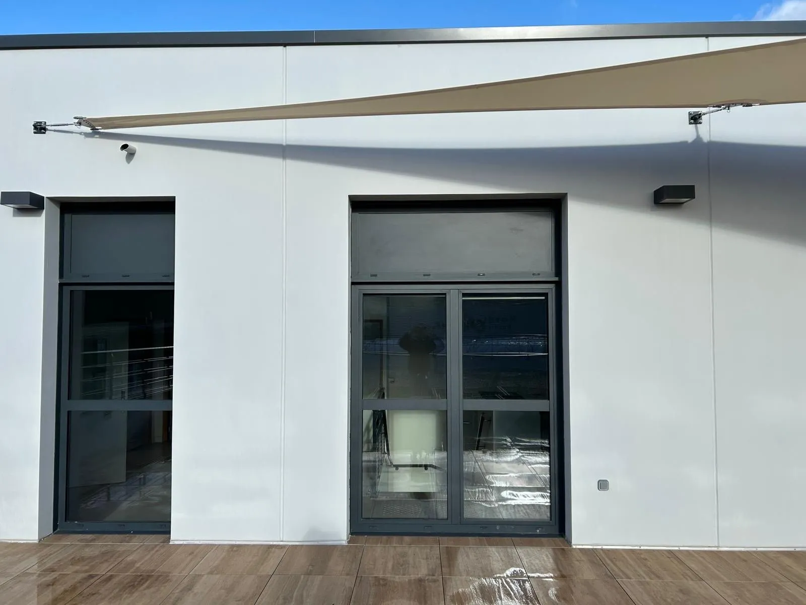 Portes-fenêtres aluminium anthracite à imposte sur la terrasse