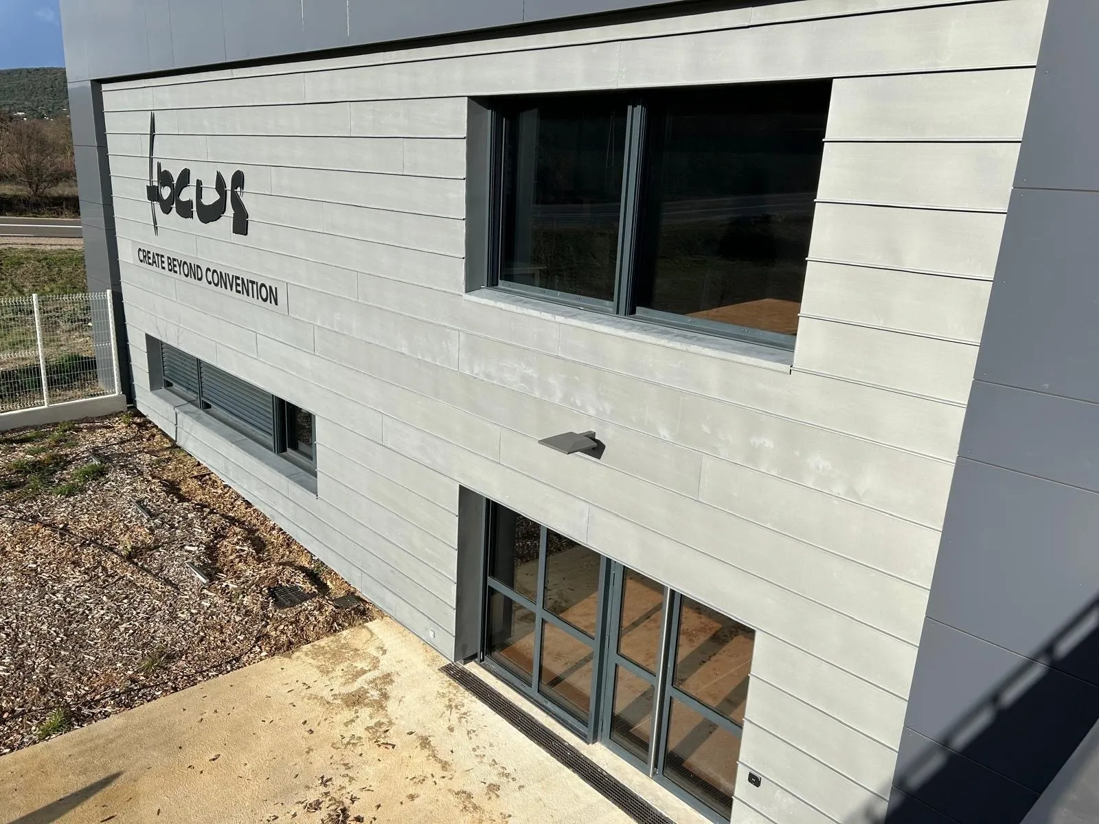 Fenêtres aluminium anthracite dans le bardage clair