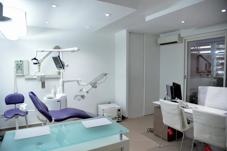 Salle de soin lumineuse d'un cabinet dentaire, mobilier et cloisons sur mesure