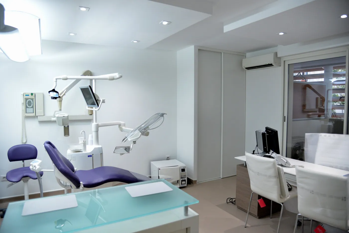 Salle de soin lumineuse d'un cabinet dentaire, mobilier et cloisons sur mesure