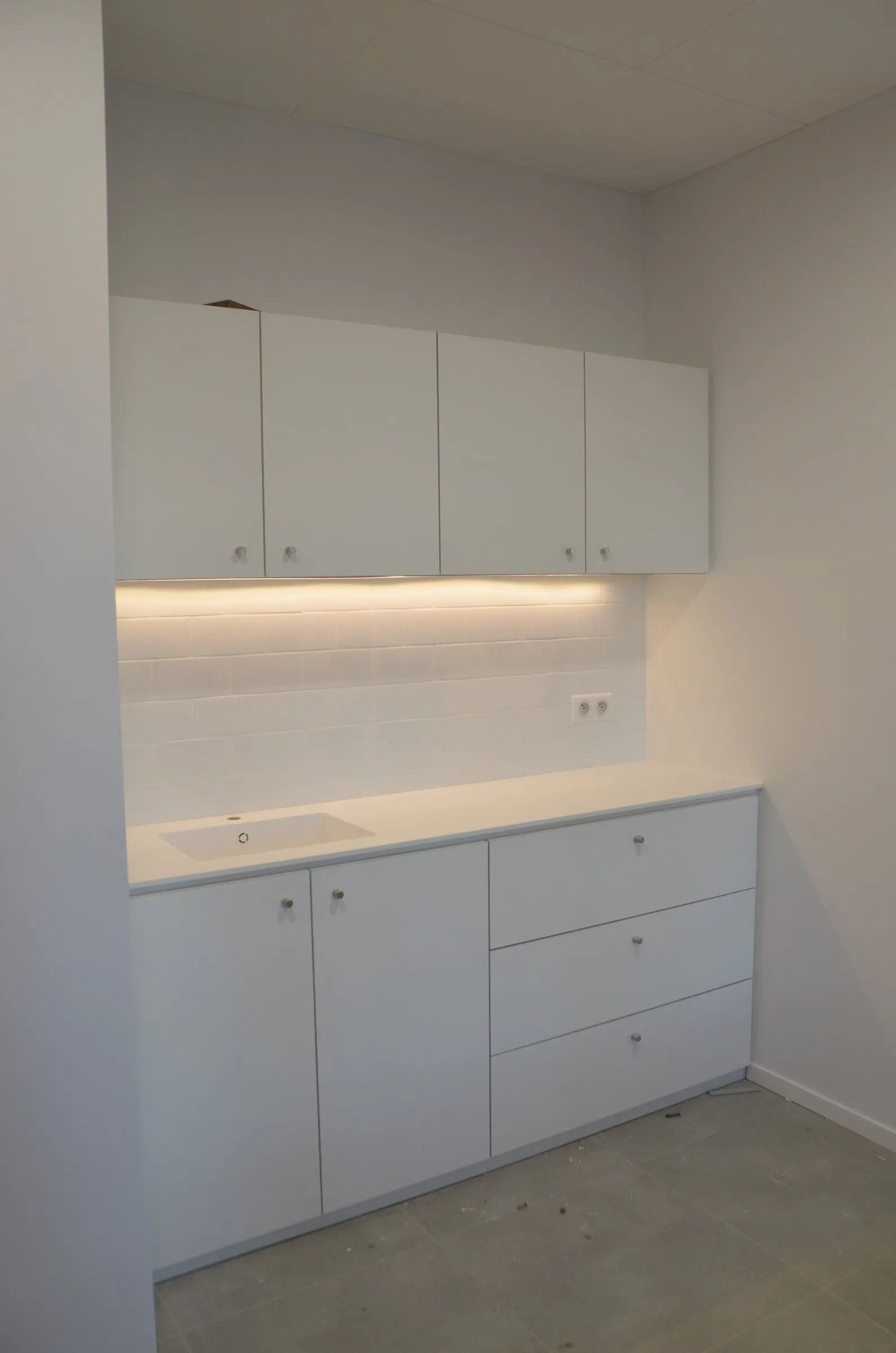 Kitchenette sur mesure, éclairage sous meuble
