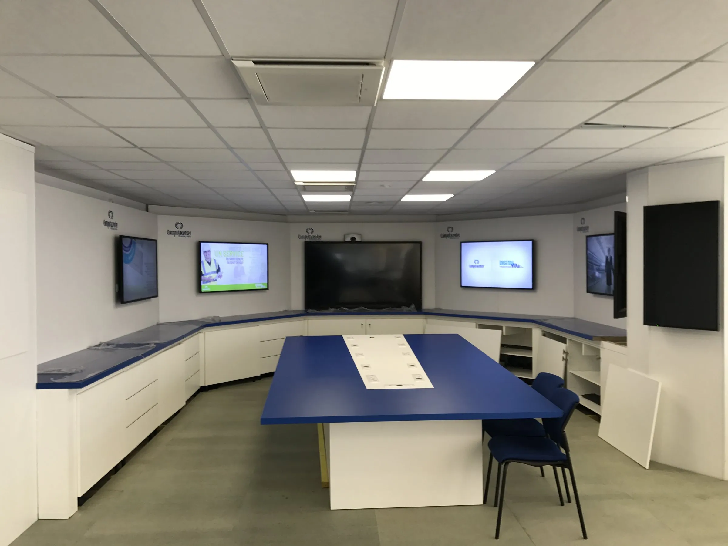 Salle de réunion, plan de travail bleu