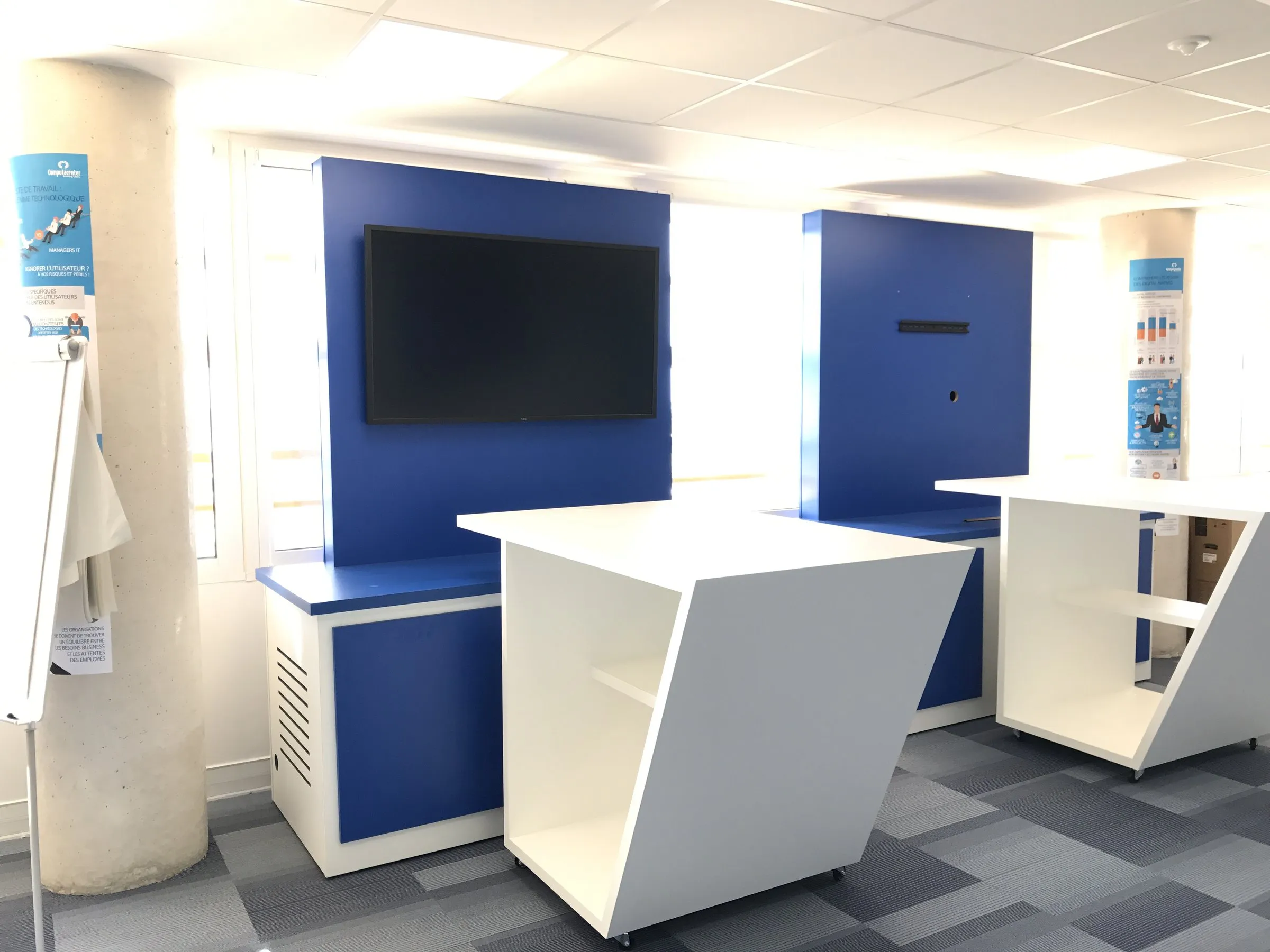 Mur bleu et îlots blancs biseautés