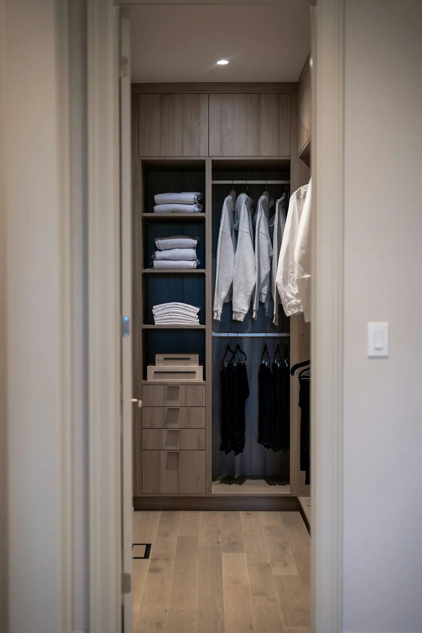 Dressing intégré avec étagères et penderie