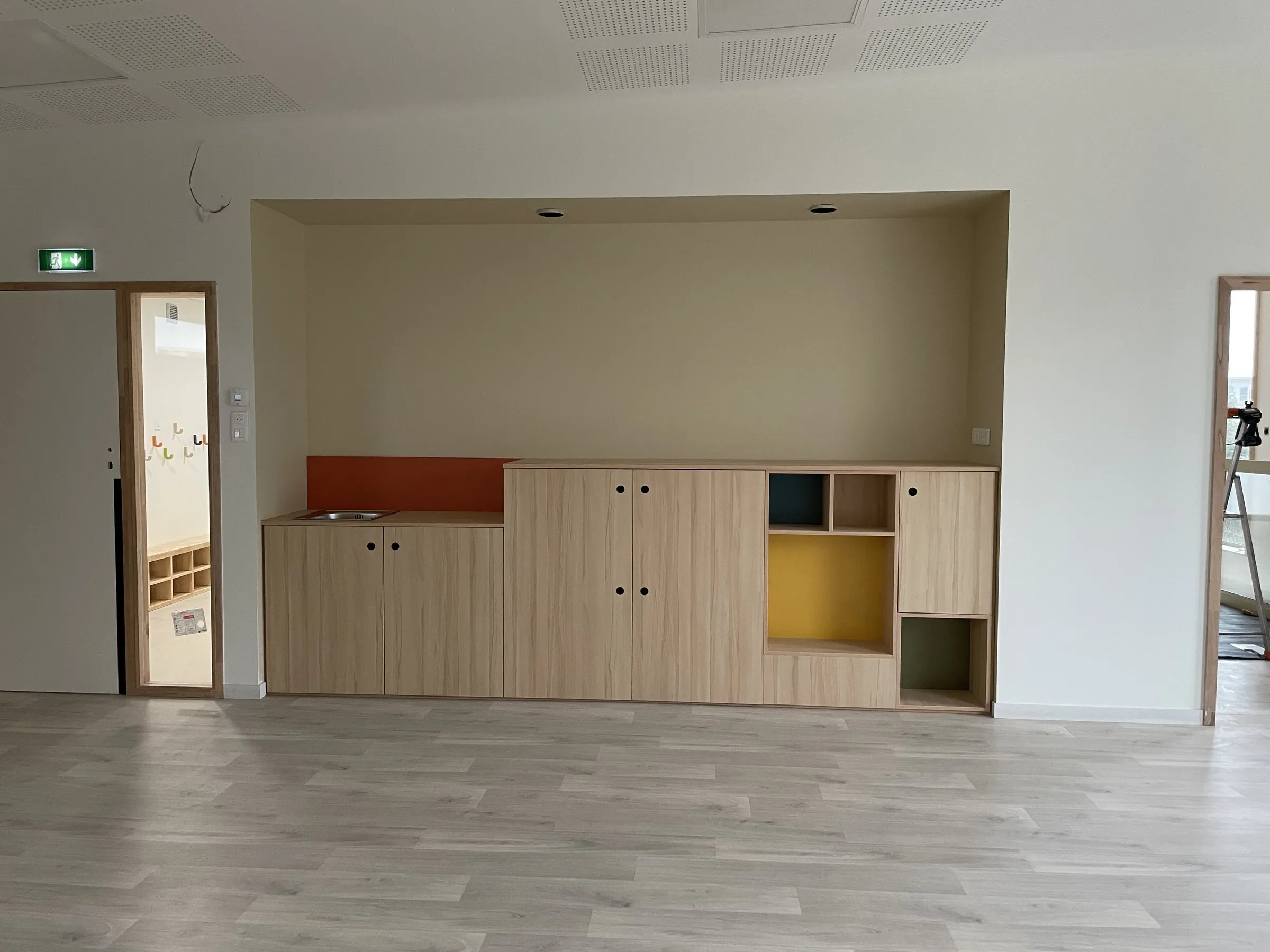 Placards en bois clair avec niche jaune