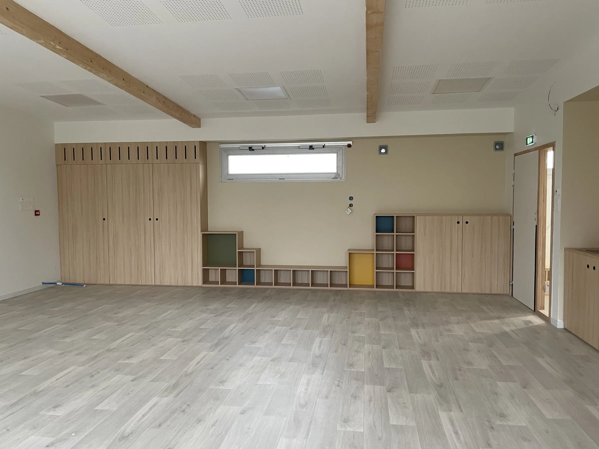 Mur de rangements et patères en bois