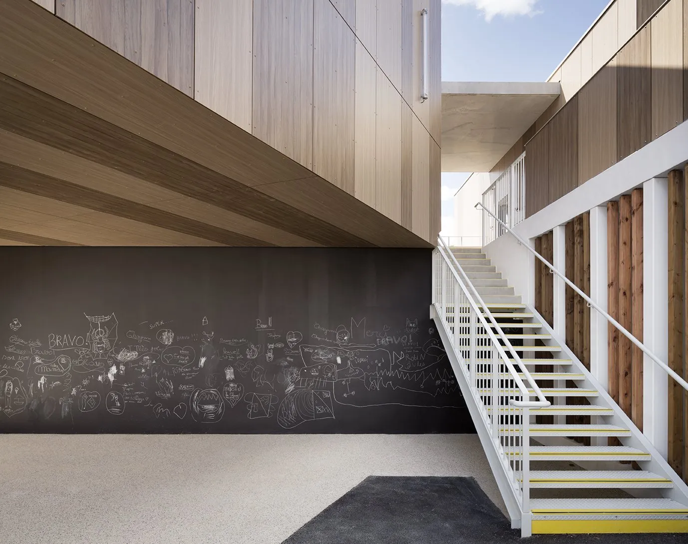 Volume bardé de bois au-dessus de l'escalier, école de Saint-Drézéry