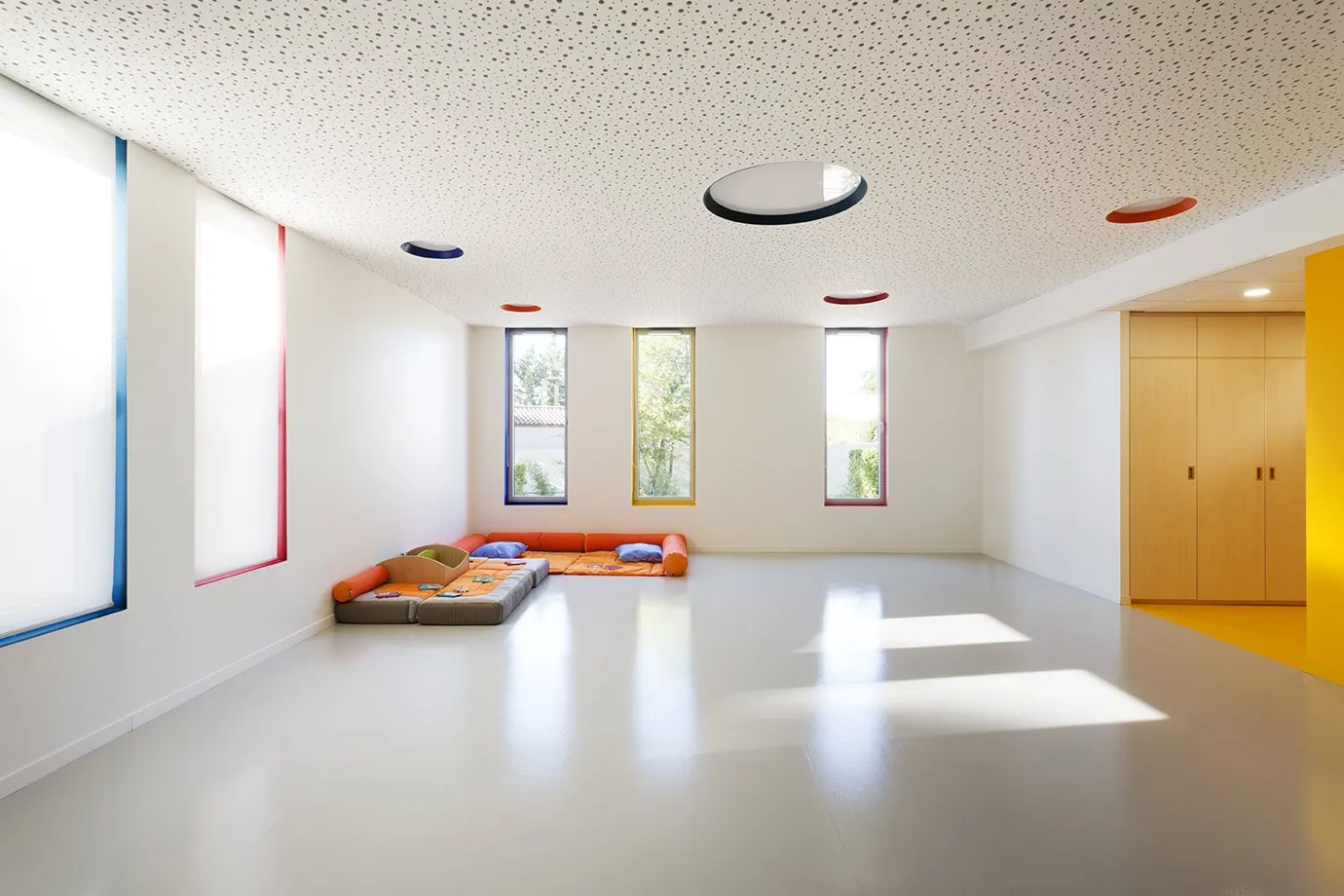 Salle de classe, menuiseries colorées