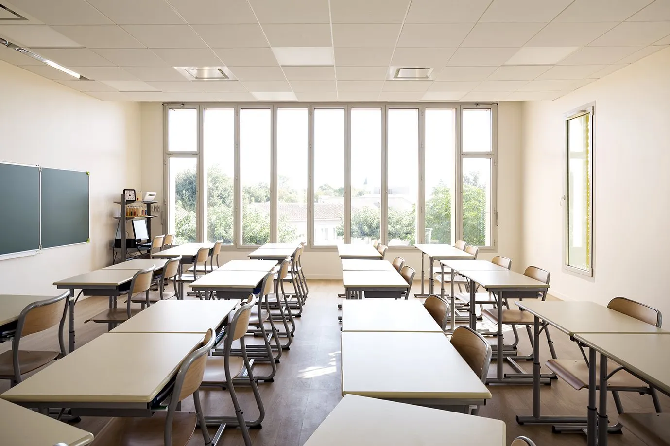Salle de classe aux grandes fenêtres