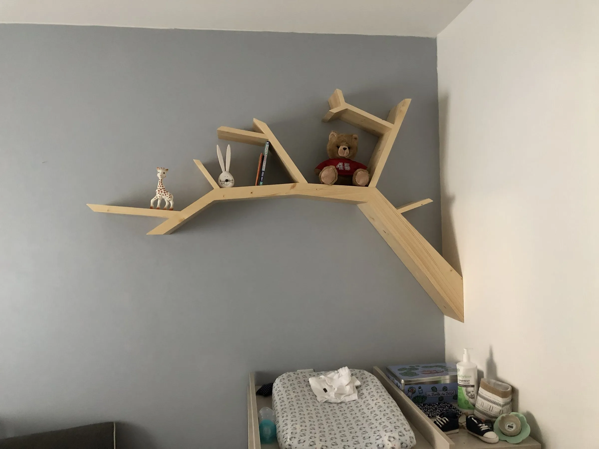 L'étagère-arbre en entier sur le mur
