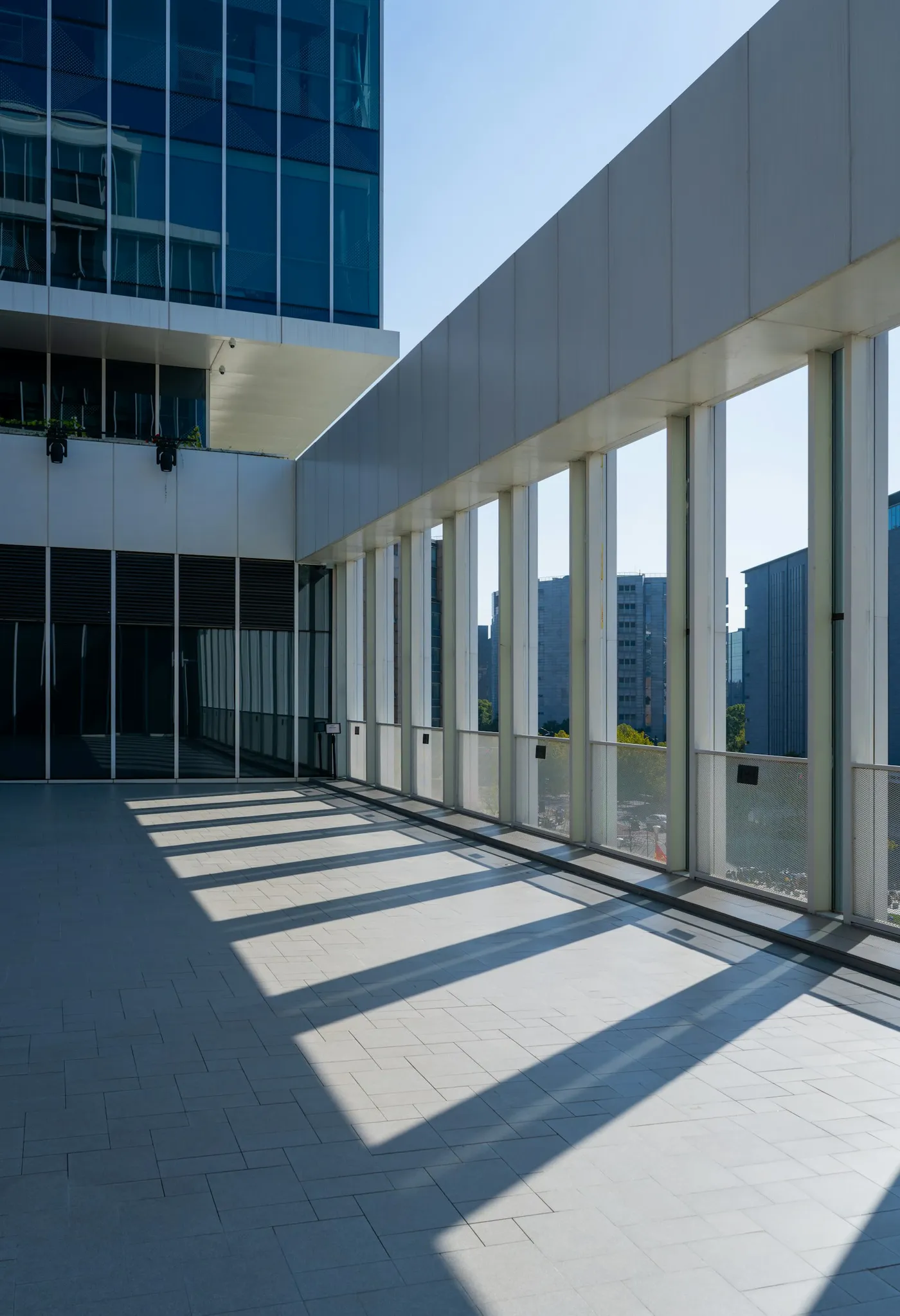 Façade vitrée en mur-rideau sur un bâtiment moderne