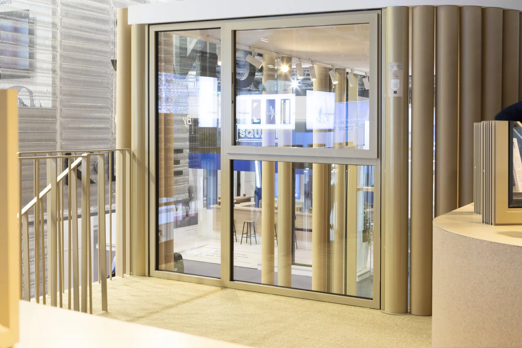 Châssis vitrés SOLEAL Next en aluminium champagne dans un hall