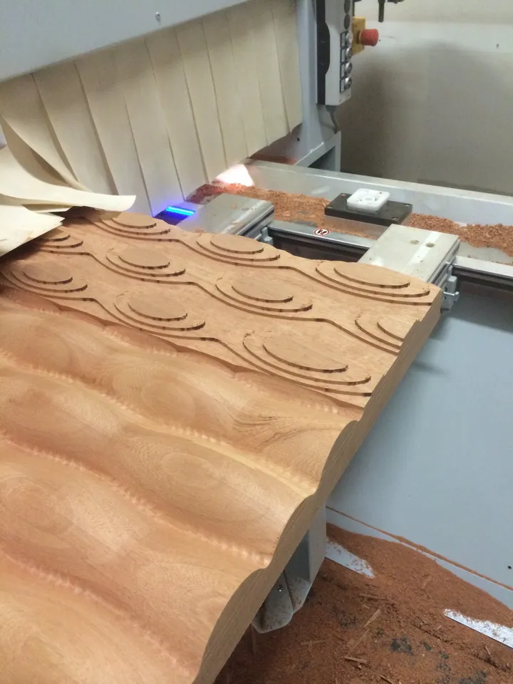 Fraisage à commande numérique d'un panneau de bois cintré, dans notre atelier