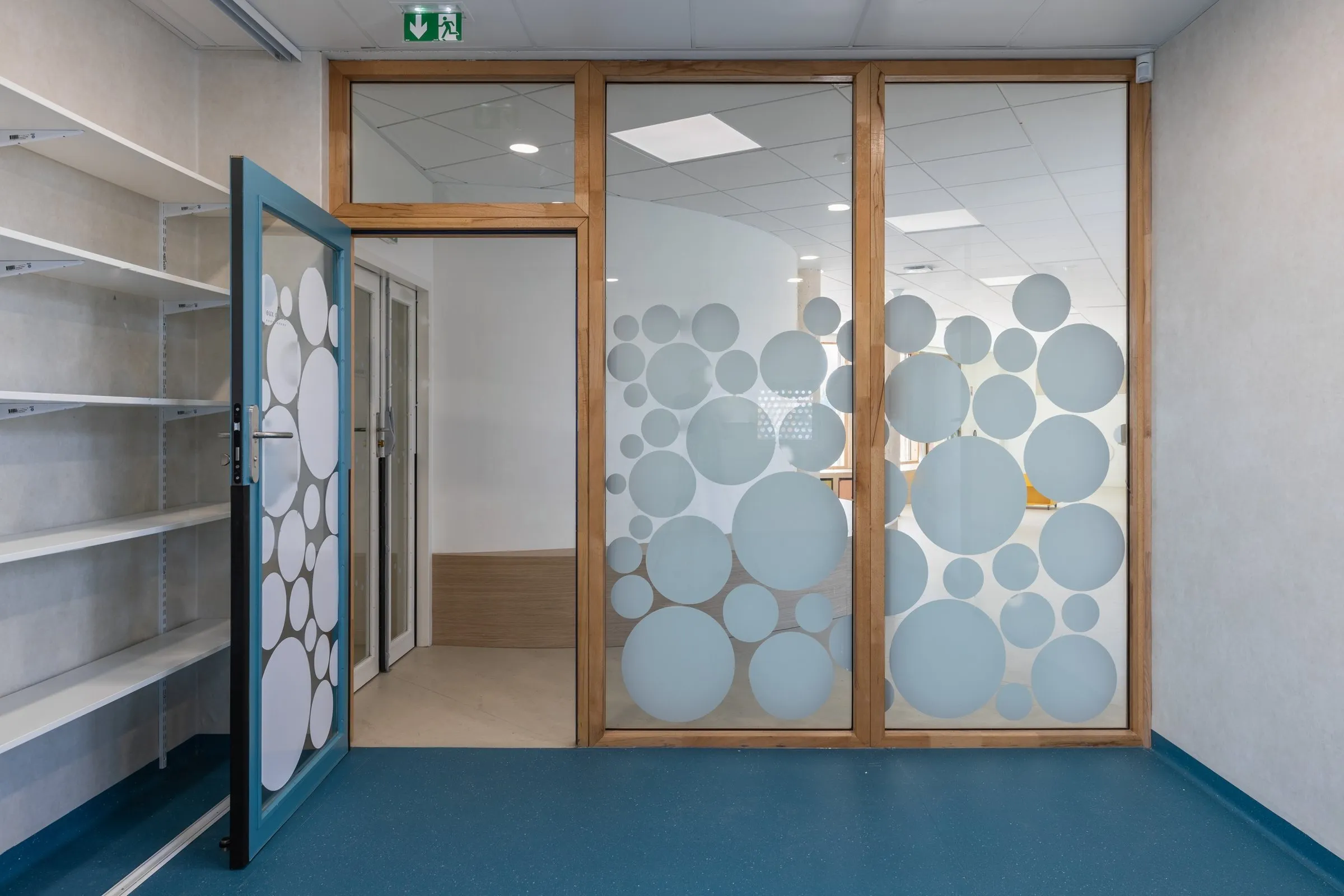 Cloison vitrée à ossature bois et porte bois