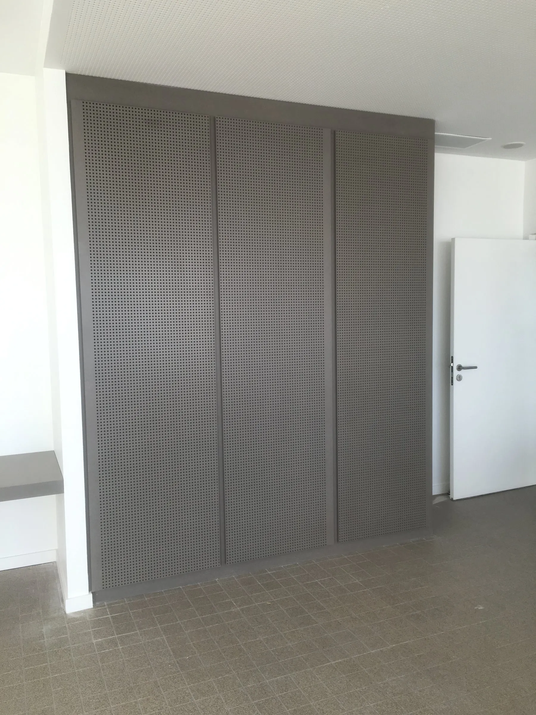 Placards acoustiques gris perforés à trois vantaux