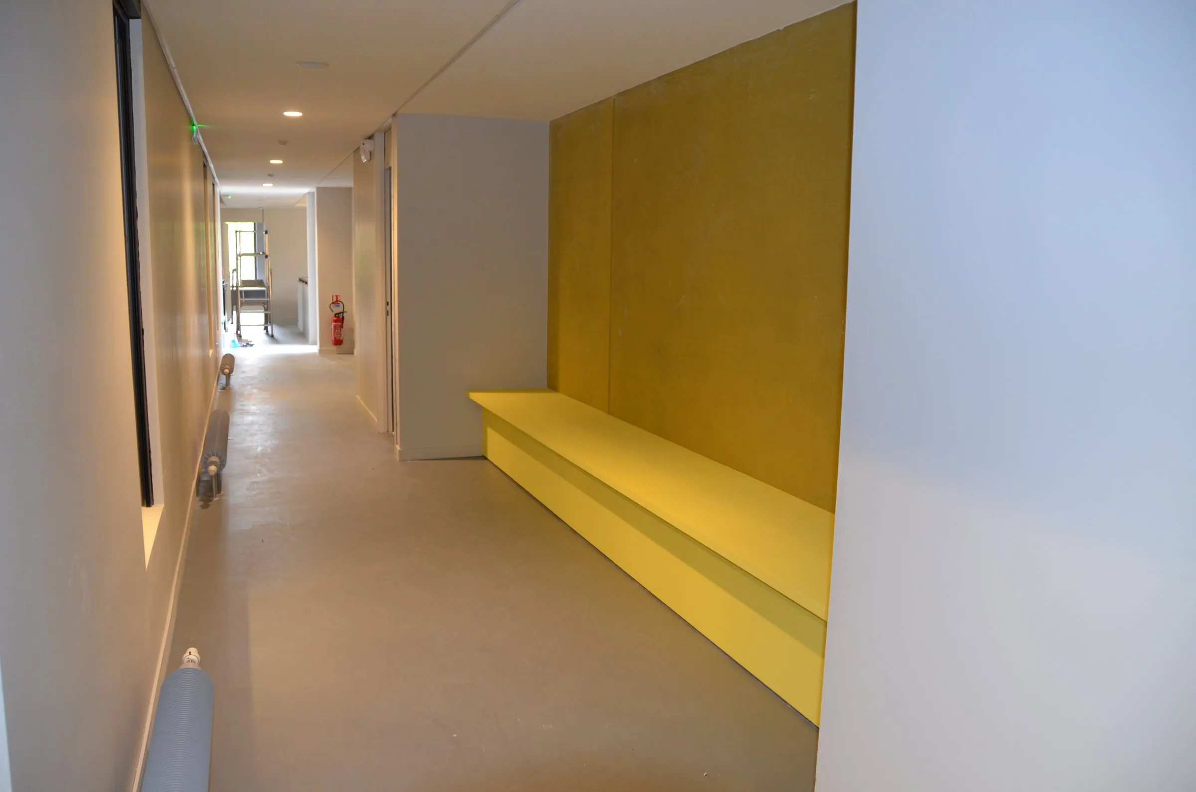 Couloir et banquette jaune intégrée