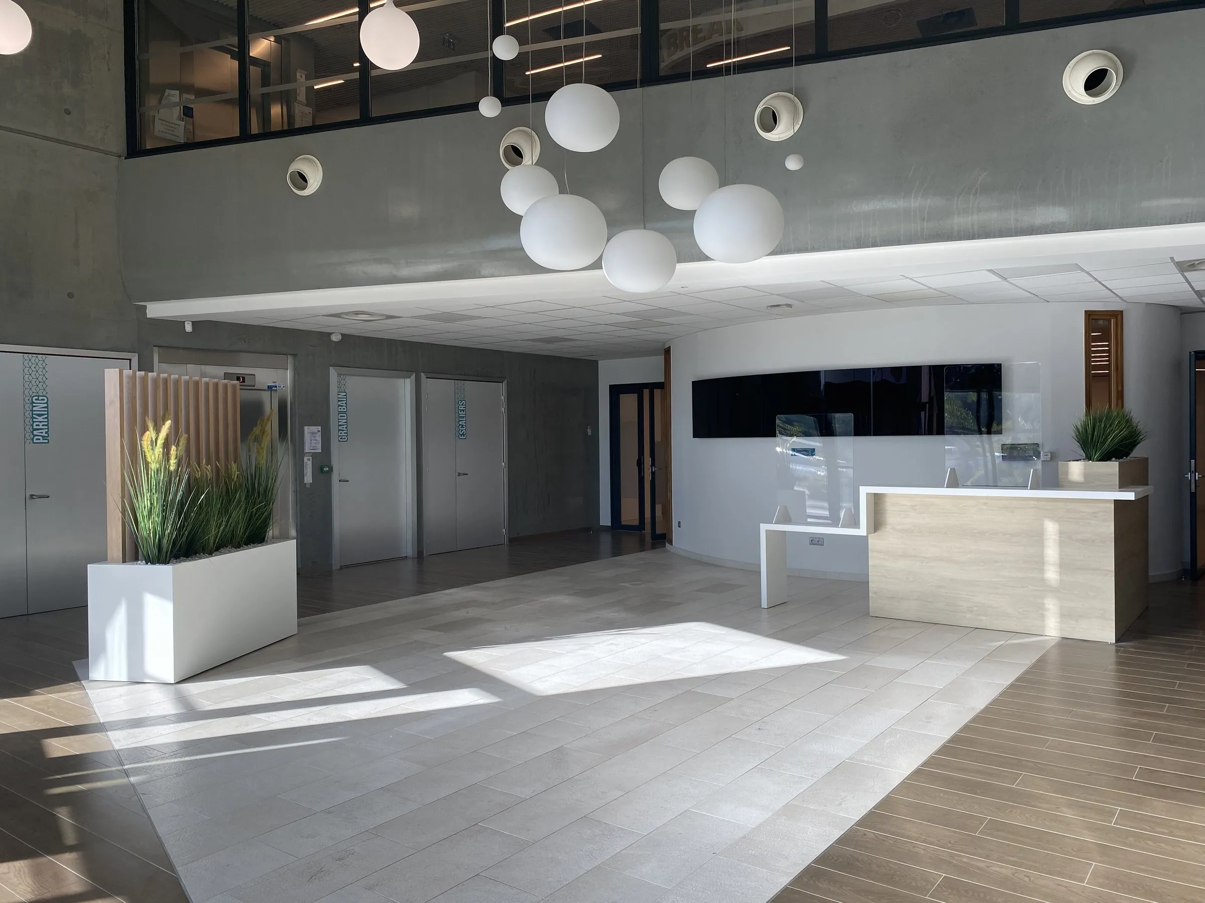 Le hall en grand, banque d'accueil et suspensions