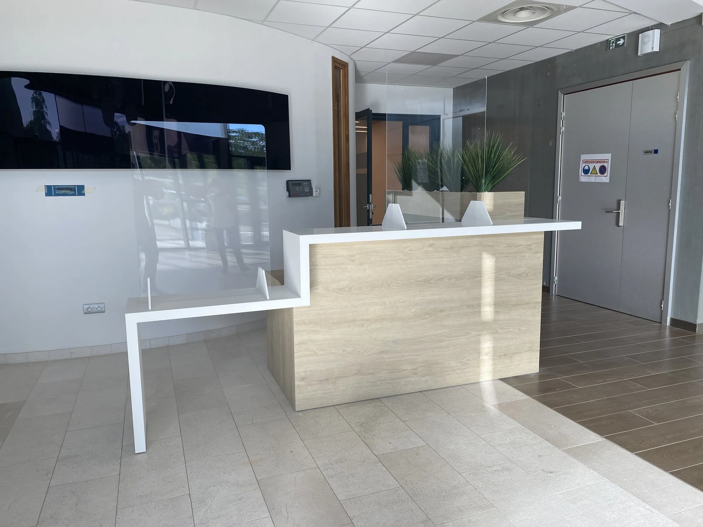 La banque d'accueil de face