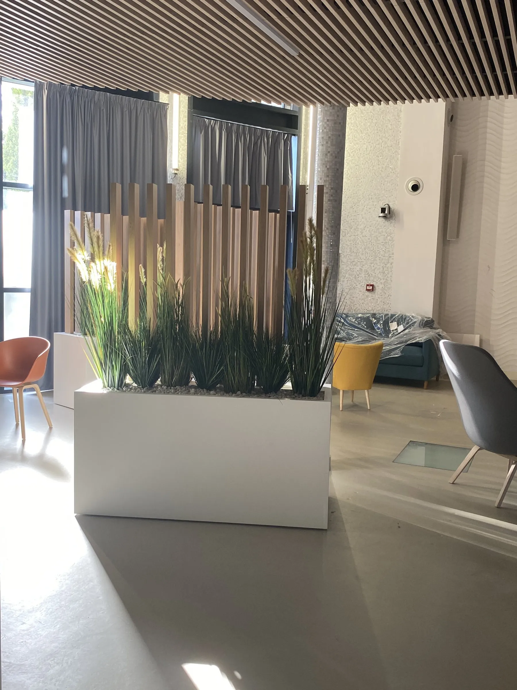 Claustra bois et jardinière blanche
