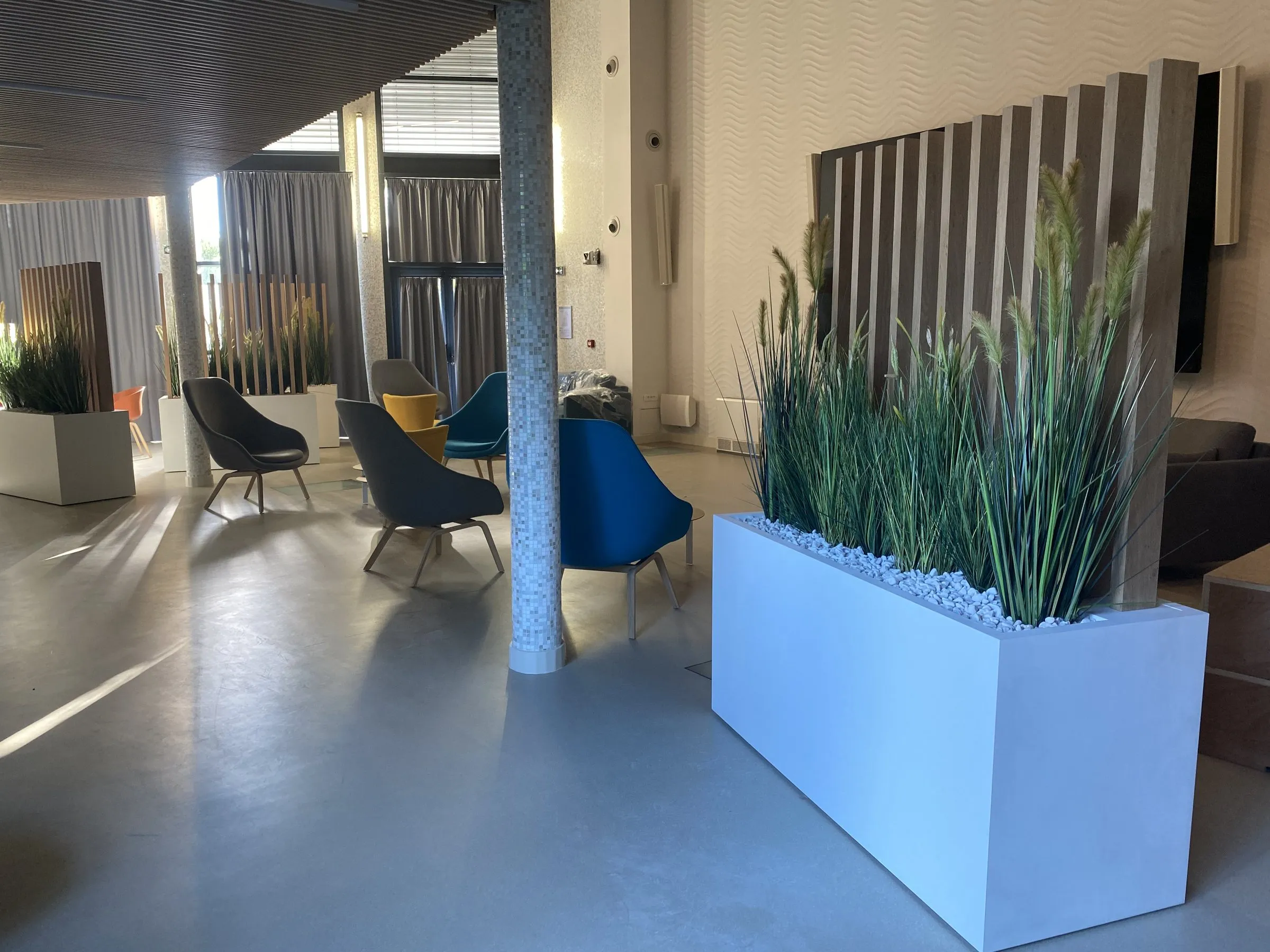 Claustra bois dans l'espace détente