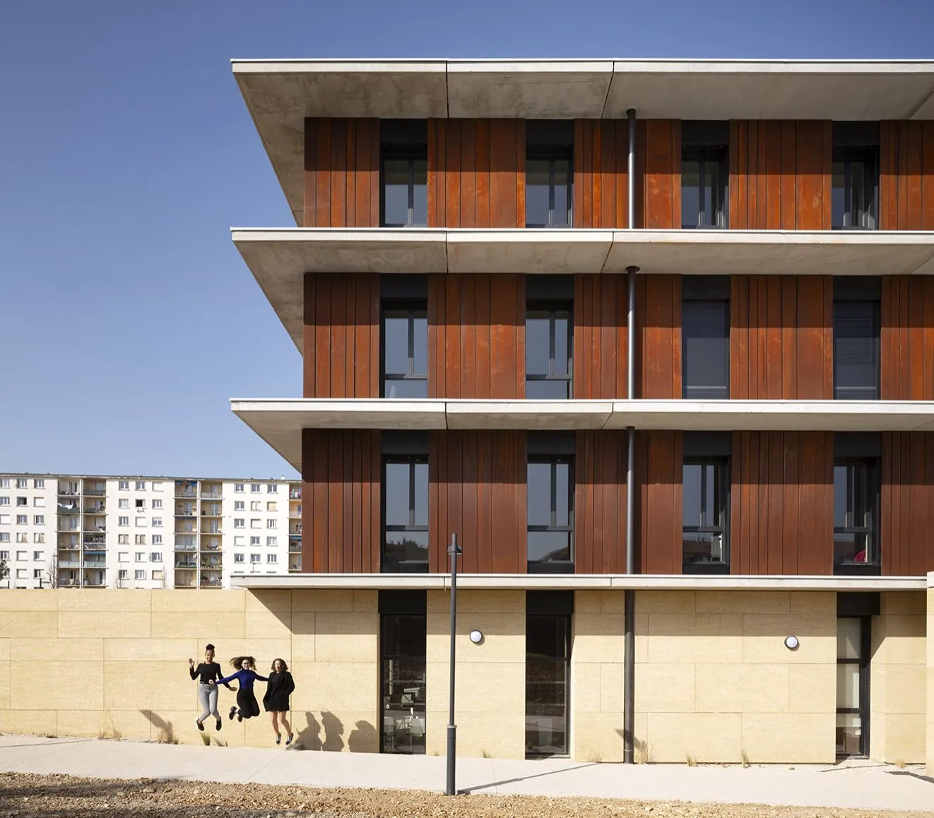 Façade frontale, quatre niveaux de brise-soleil