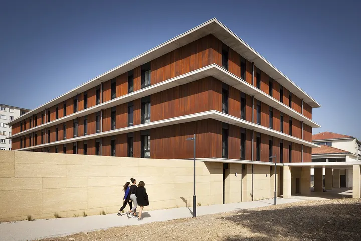 Brise-soleil en bois sur trois niveaux de façade, lycée à Montpellier
