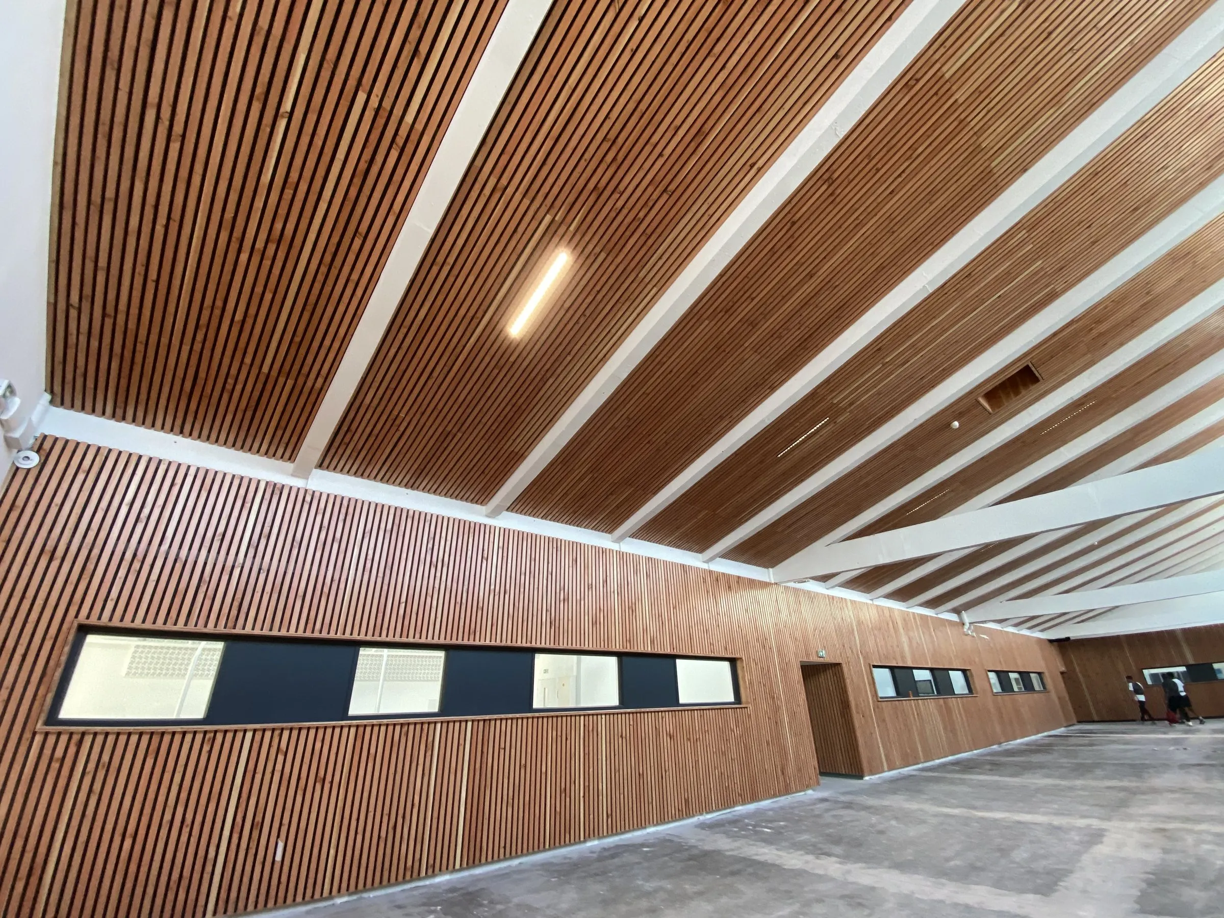 Plafond et bardage en lames de bois, en diagonale