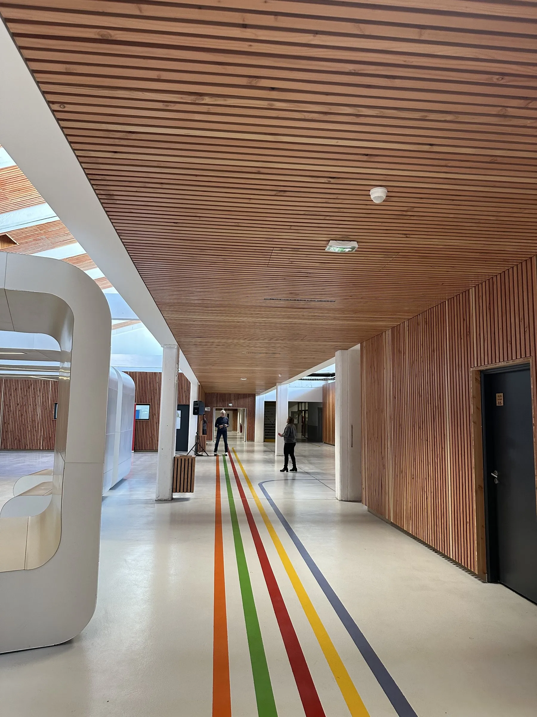 Couloir sous plafond à lames de bois
