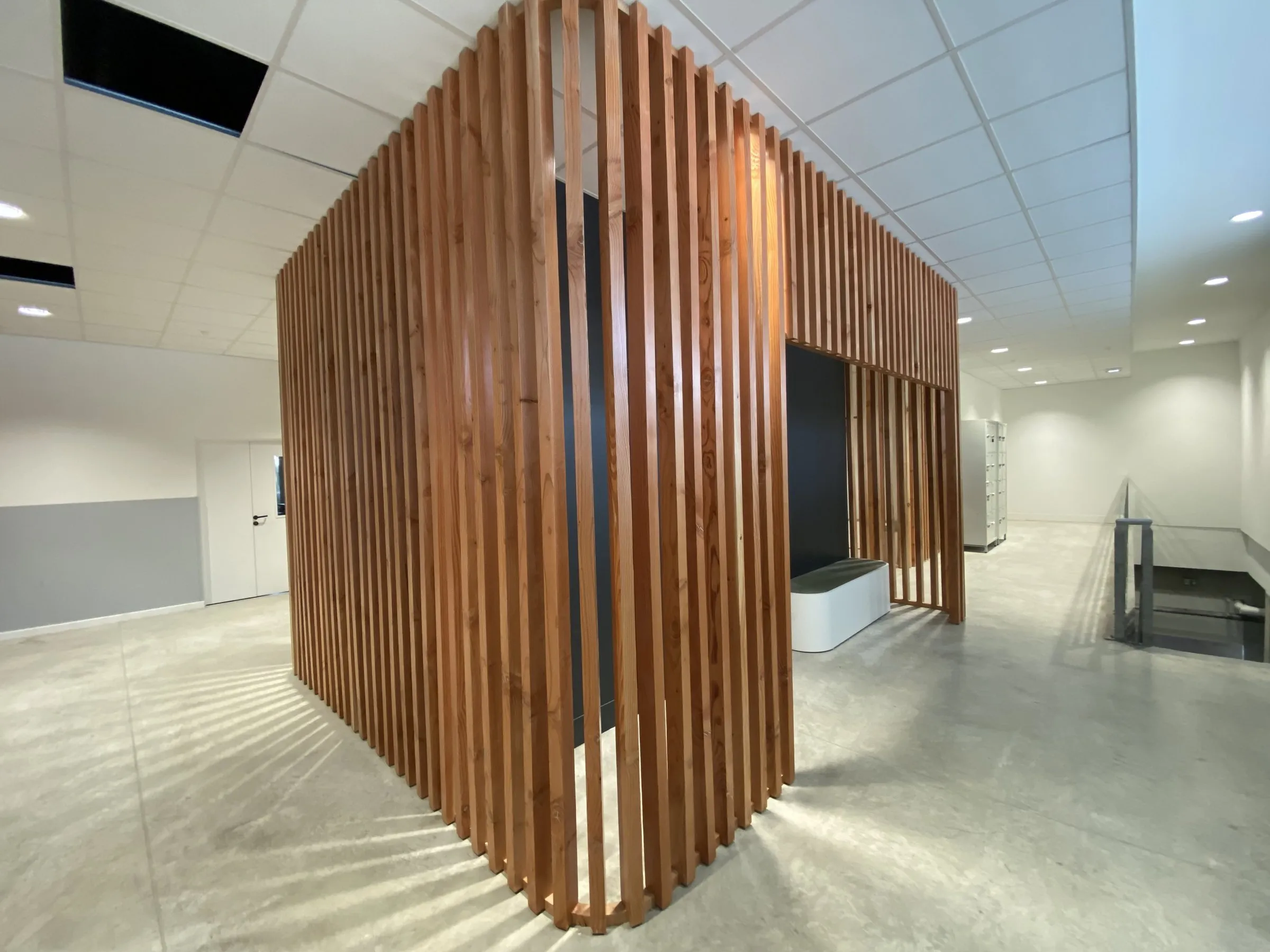 Volume d'angle en claustra bois