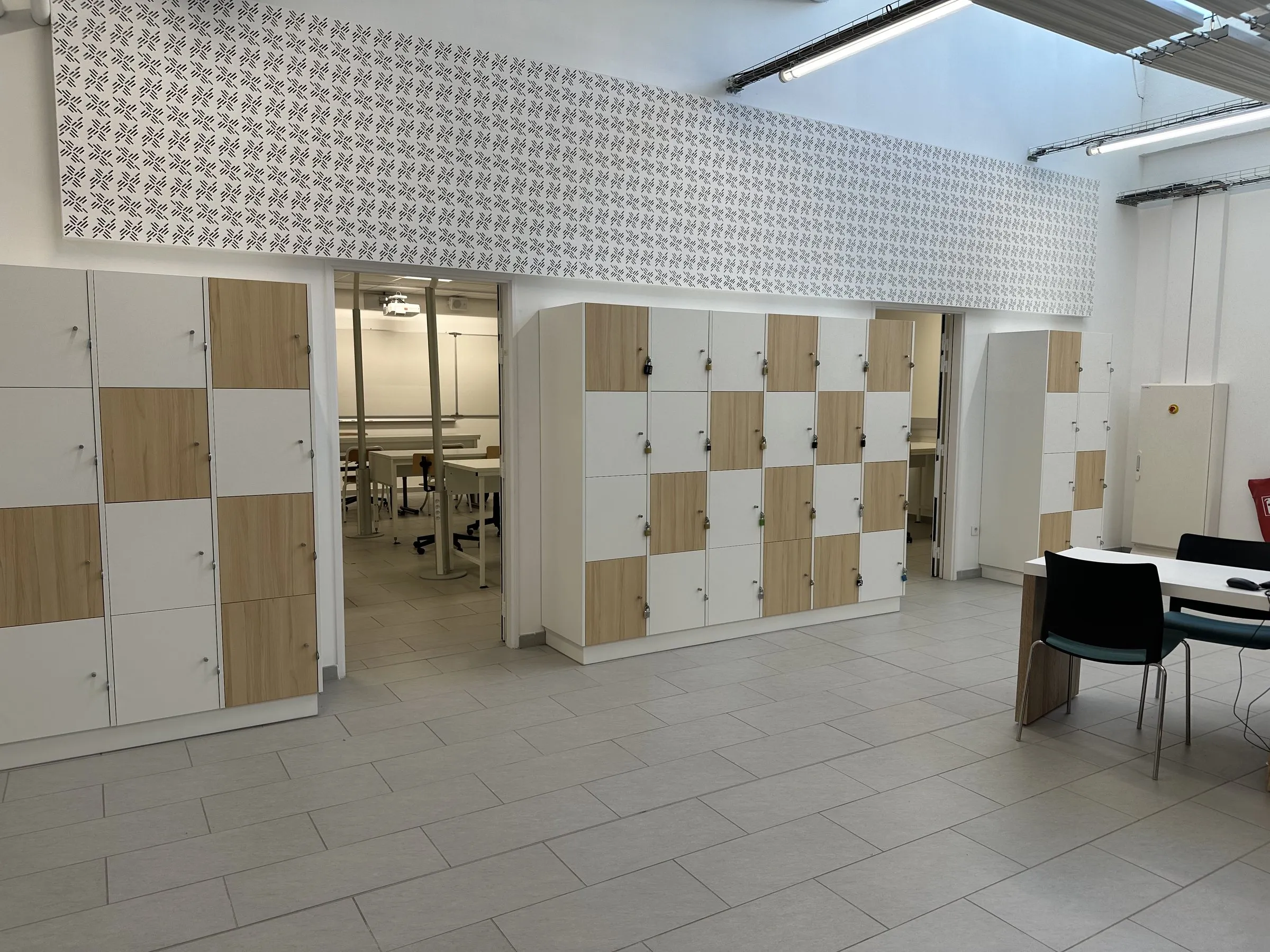 Casiers blanc et chêne dans une salle claire