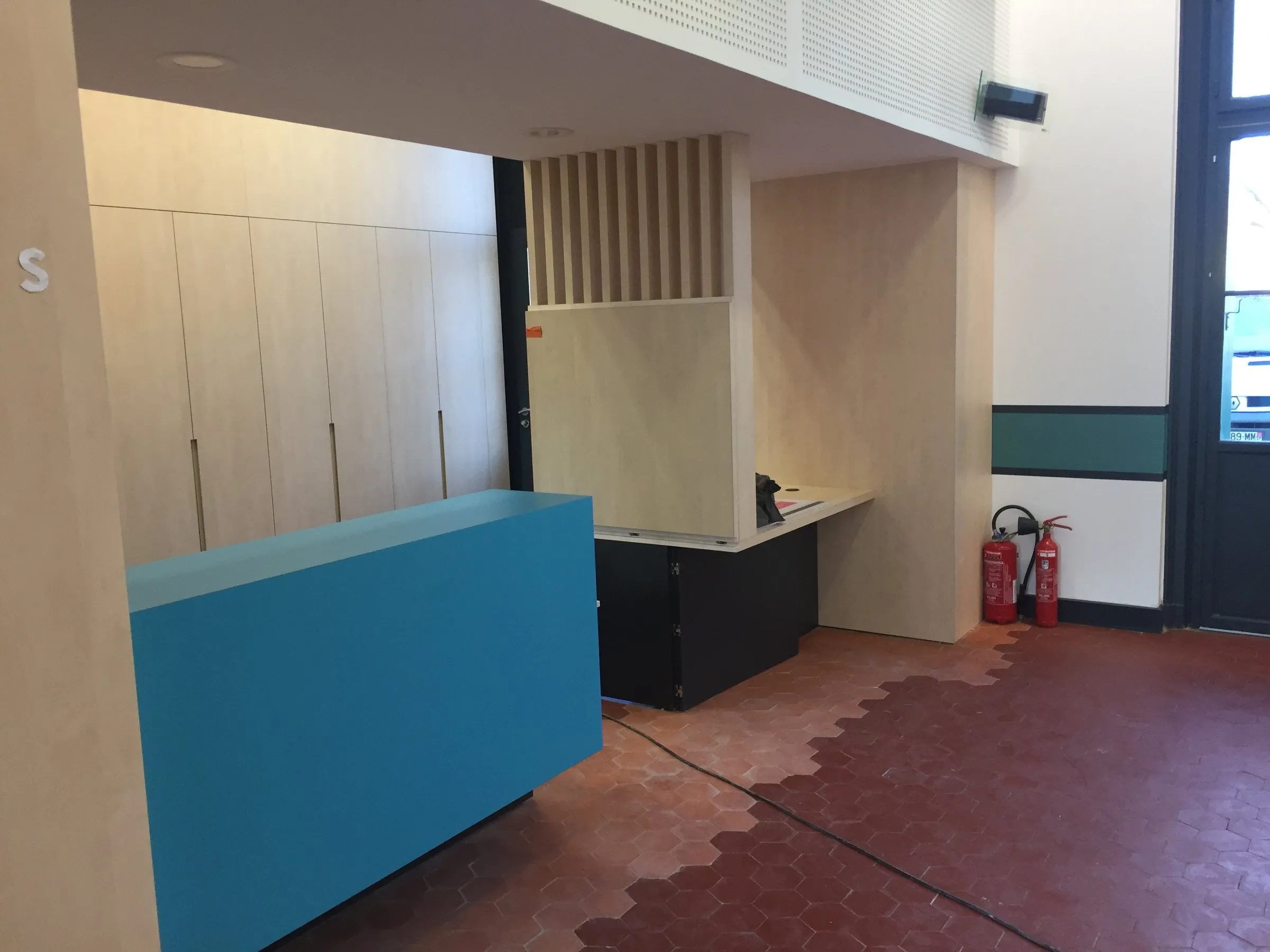 Banque bleue et rangements en bois clair