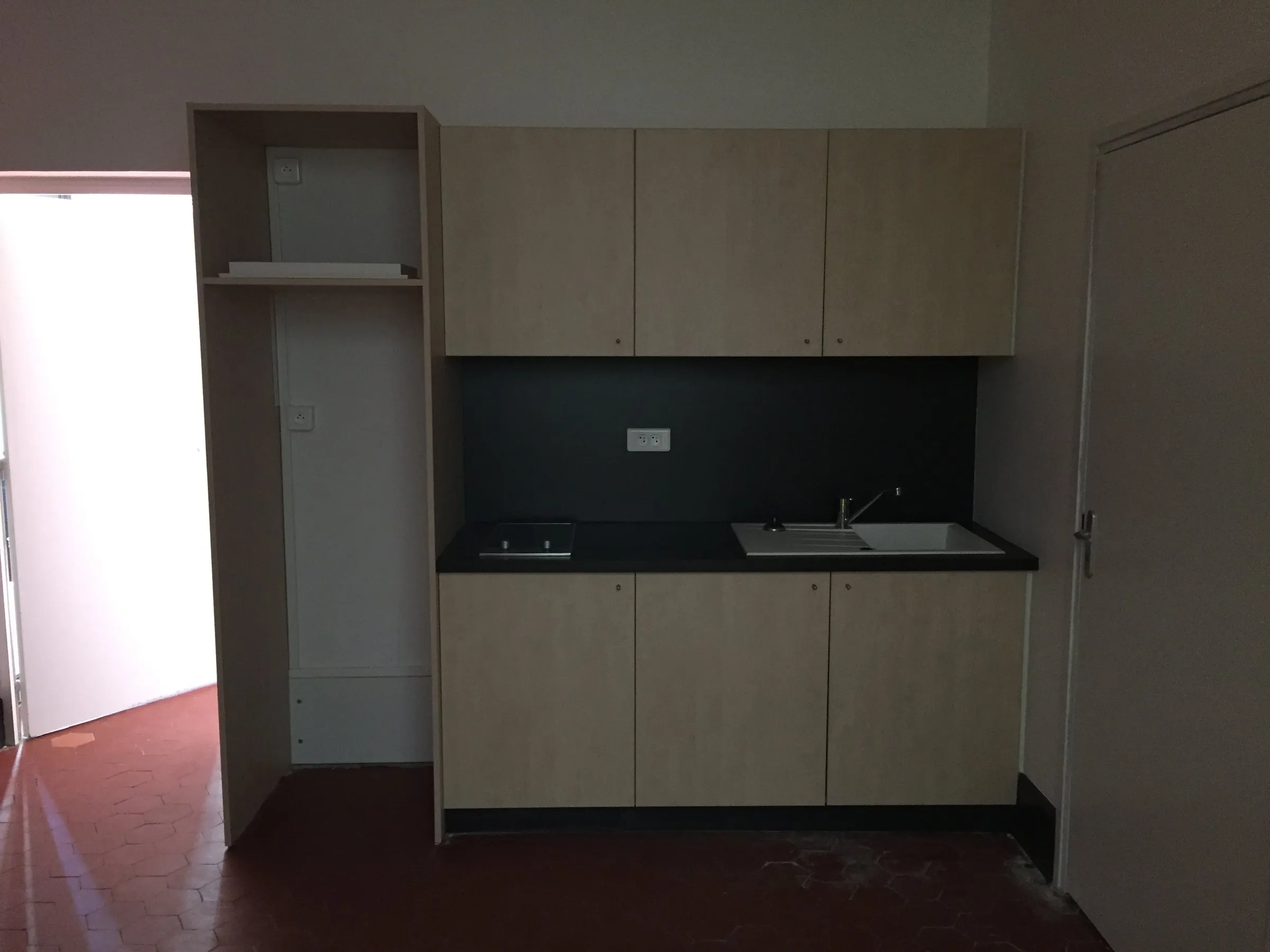 Kitchenette avec crédence noire