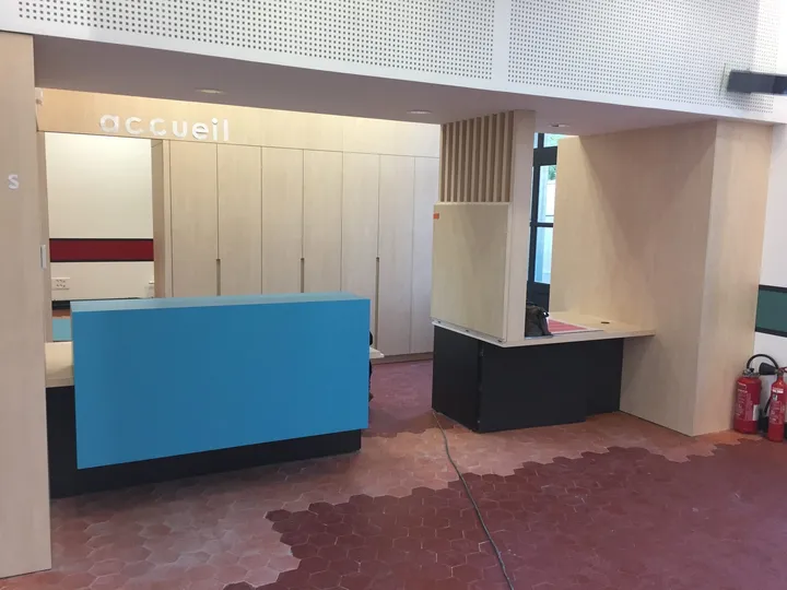 Banque d'accueil à guichets et mur de rangements, mairie annexe à Montpellier