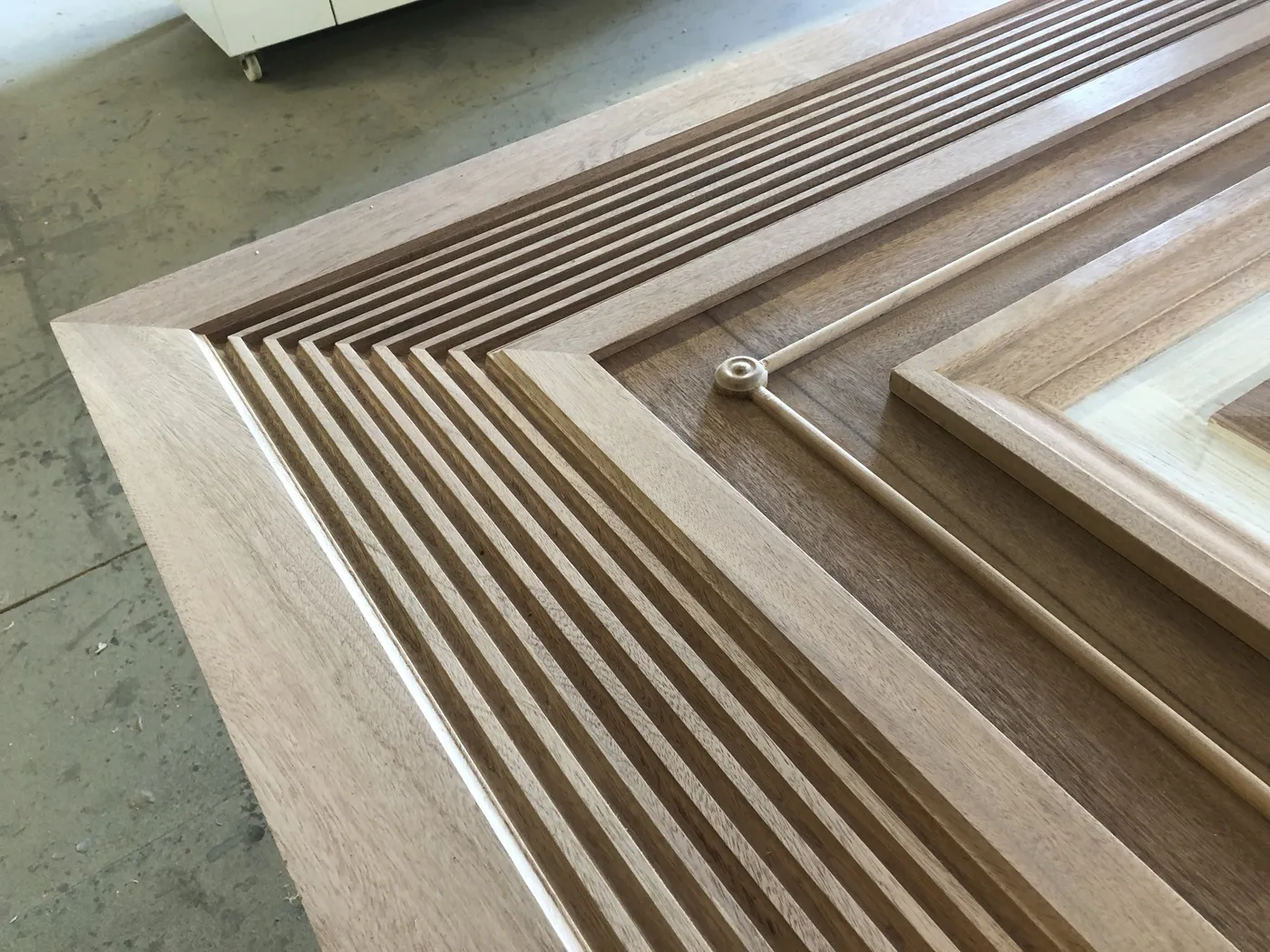 Angle d'un cadre de porte en chêne à moulures, dans notre atelier