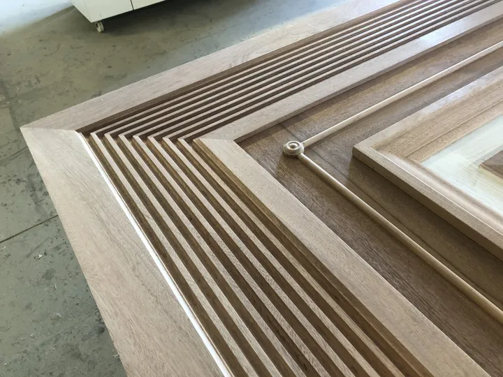Angle d'un cadre de porte en chêne à moulures, dans notre atelier